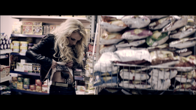 BritneySpears_Criminal_USZM21100143_mov_snapshot_04_30_2021_06_27_01_40_38.png