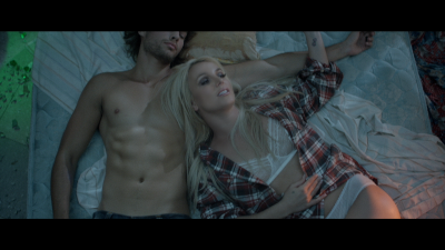 BritneySpears_Perfume_USRV81300701_mov_snapshot_01_49_2021_06_27_01_14_18.png